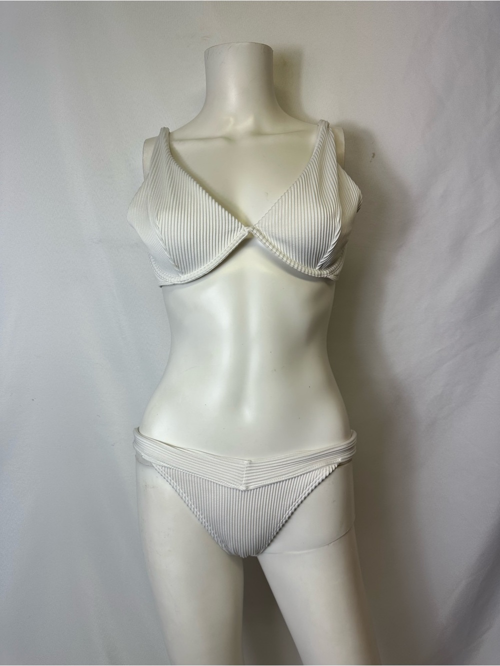 HOLLISTER SWIM RIBBED WHITE 2 PIECE BATHING SUIT EUC  TOP~ XL  BOTTOM - MED